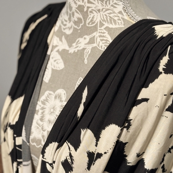 Elegant Black and Cream Floral Pants Suit - Picture 9 of 9